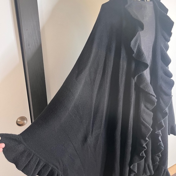 Giant dramatic 1980's shaped black wool shawl with ruffled edging - Picture 1 of 7